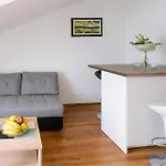 Awesome In With House Sea View Apartman