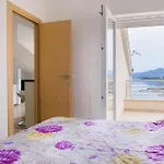 Awesome In With House Sea View Apartman