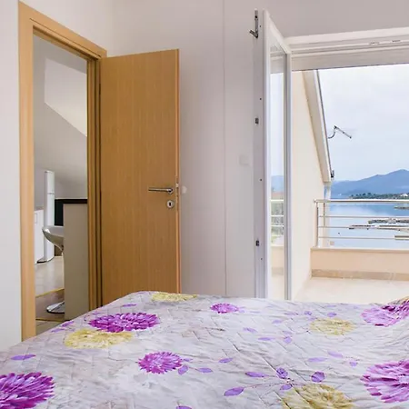Awesome In With House Sea View דירה